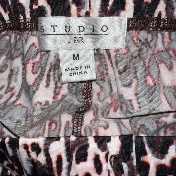 Studio pants size medium (really cute pants) - Picture 4 of 7